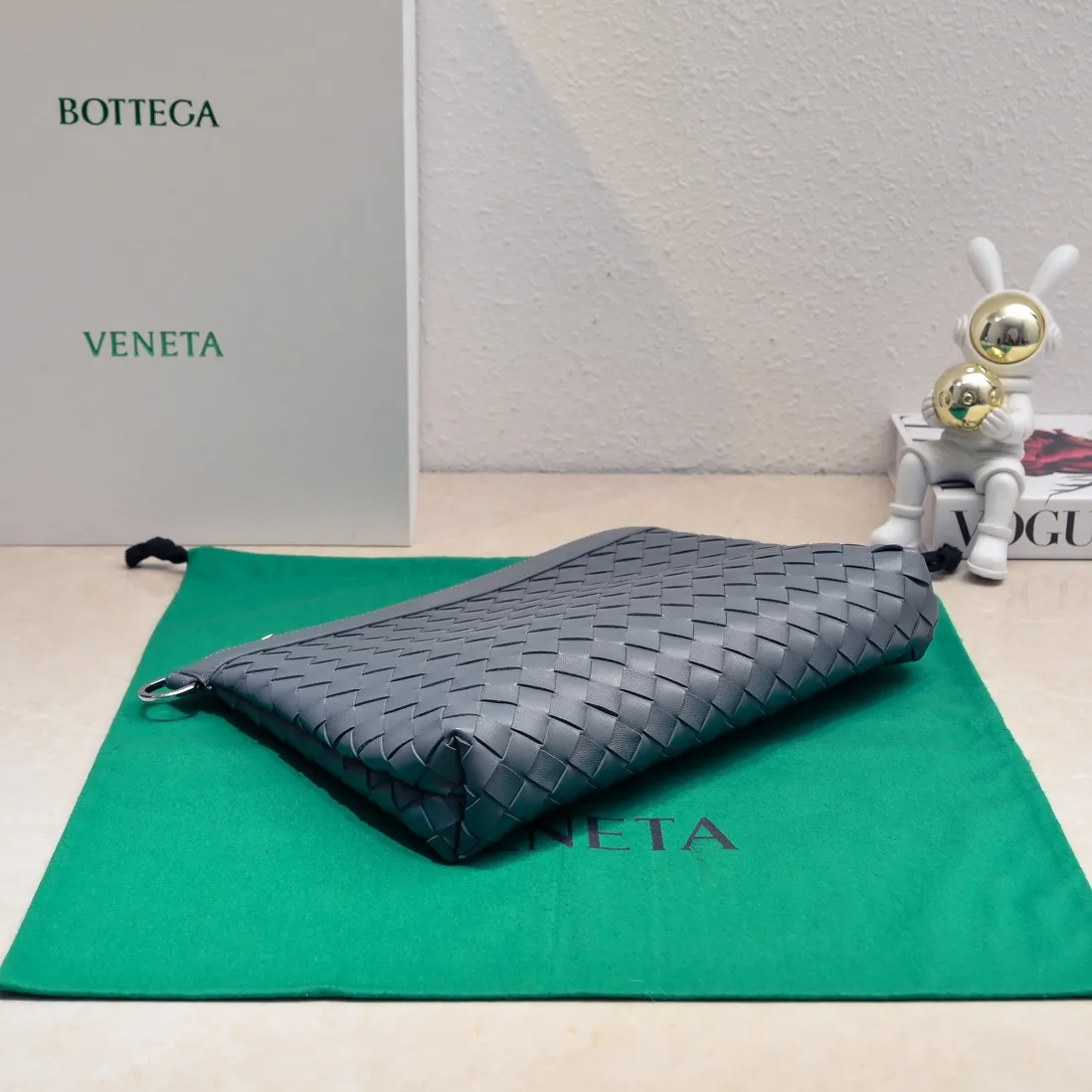 Batch 1360 Bottega Veneta's Bottega Veneta handbag transforms into a man in seconds ⌨️The texture is great! The weaving process is exquisite, simple and elegant, and it perfectly matches any clothes! Whether you are out on the street or on a date, it can instantly improve your overall taste. It can not only hold your wallet and mobile phone, but also the charm of your male god. Style number: 6518 Size: 33*22*7cm